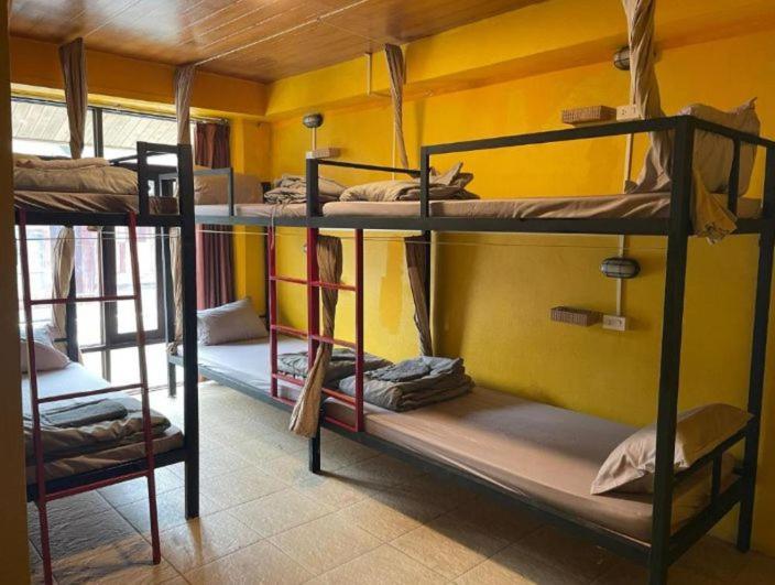 Over The Moon Hostel 반 후안사이 외부 사진